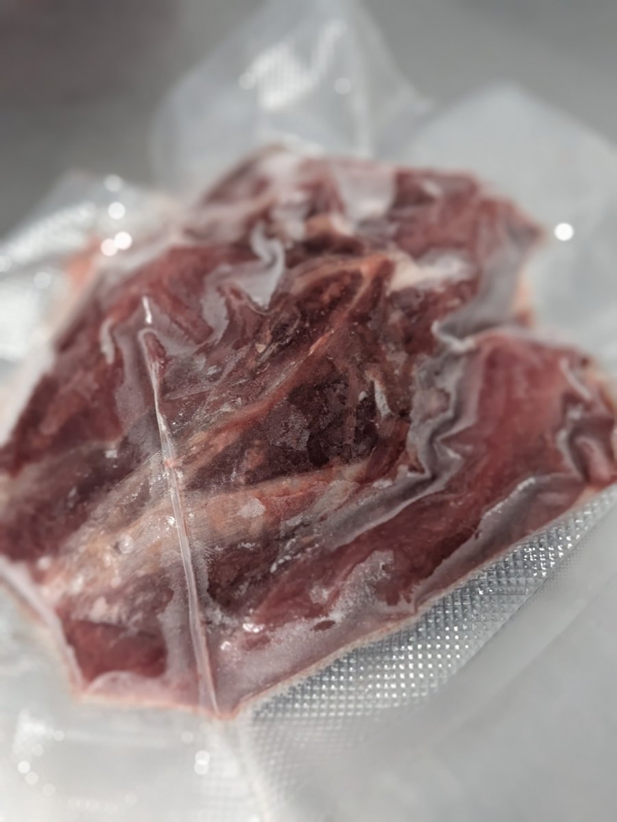画像1: ヒグマ肉(スネ420g) (1)