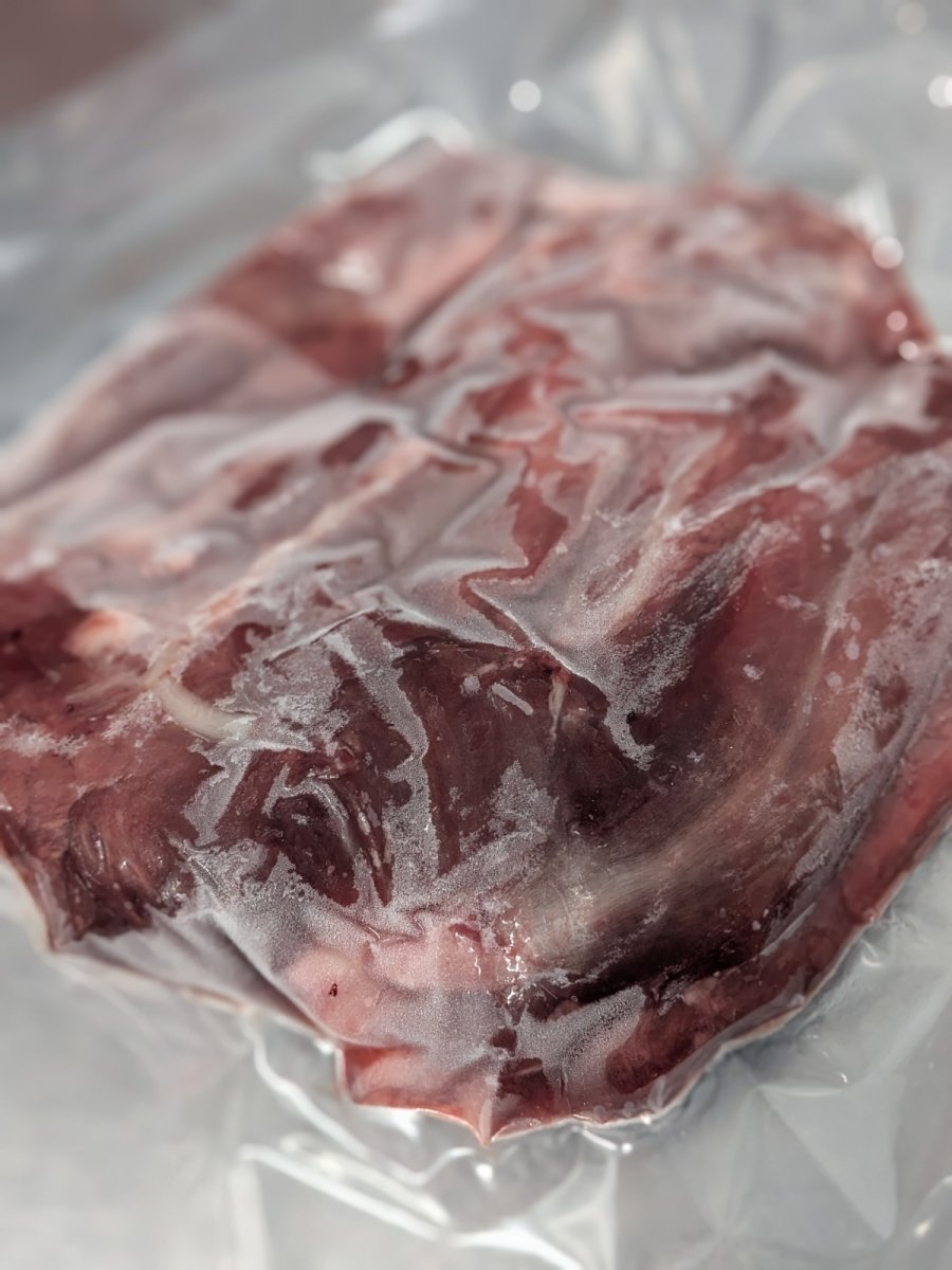 画像1: ヒグマ肉(スネ830g) (1)