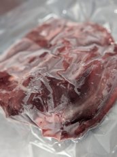 画像1: ヒグマ肉(スネ830g) (1)